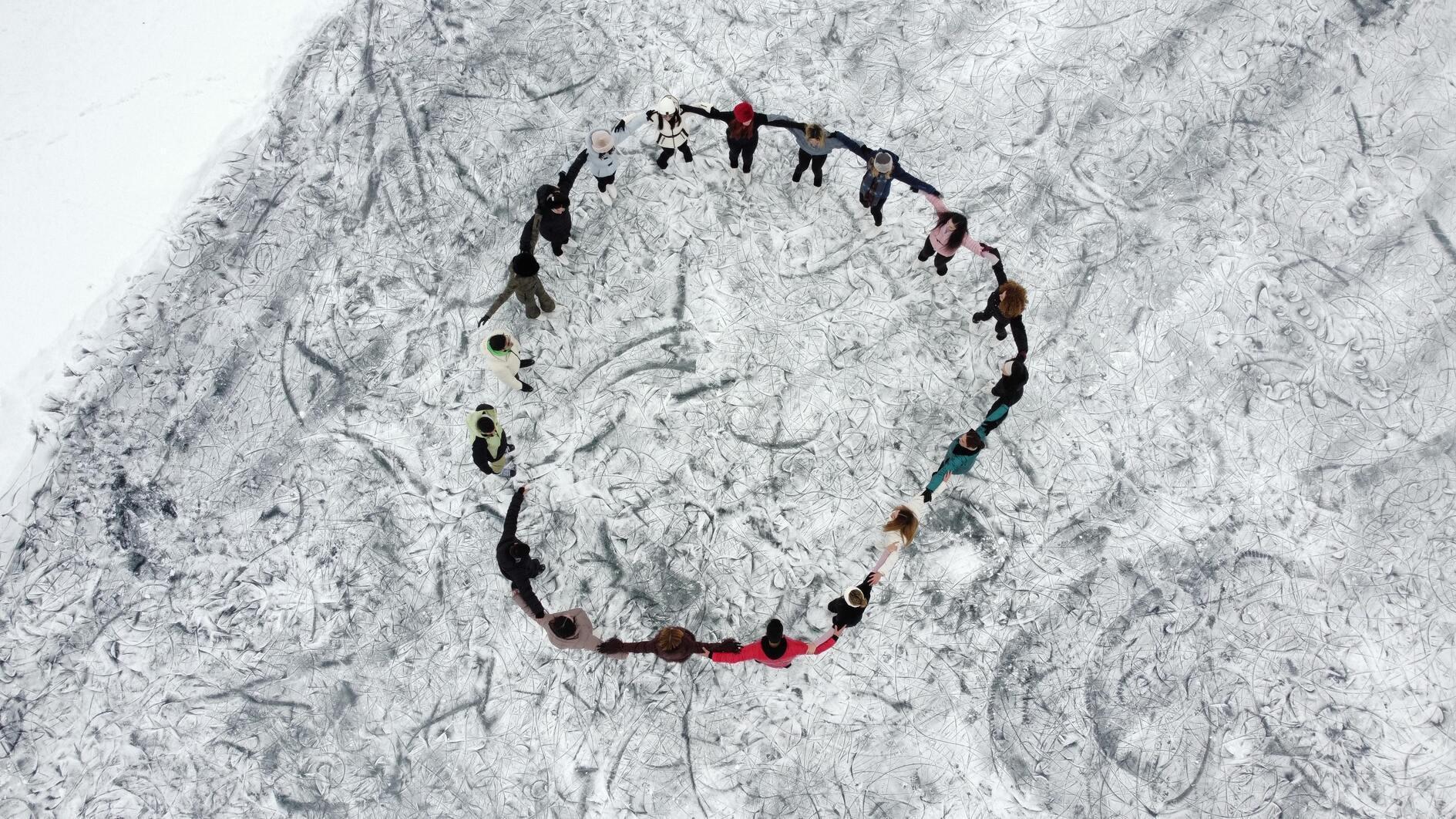 Schaatsers veranderen het bevroren Çıldır-meer in een winterwonderland