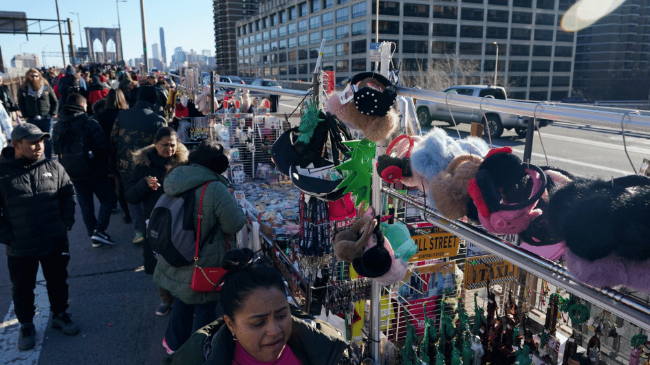 Souvenirverkopers overspoelen de Brooklyn Bridge