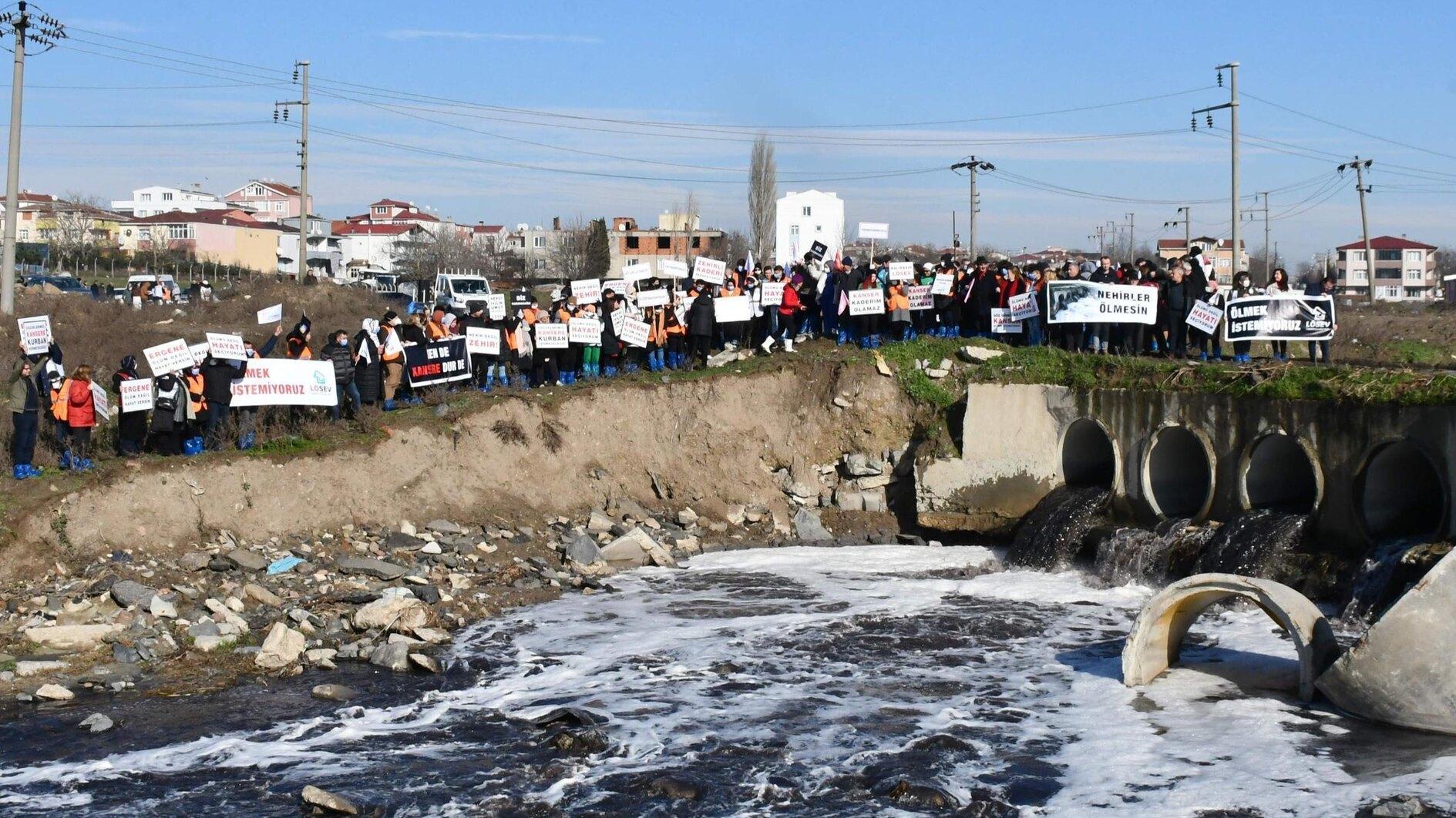 Stichting Kanker houdt protest tegen vervuilde rivier