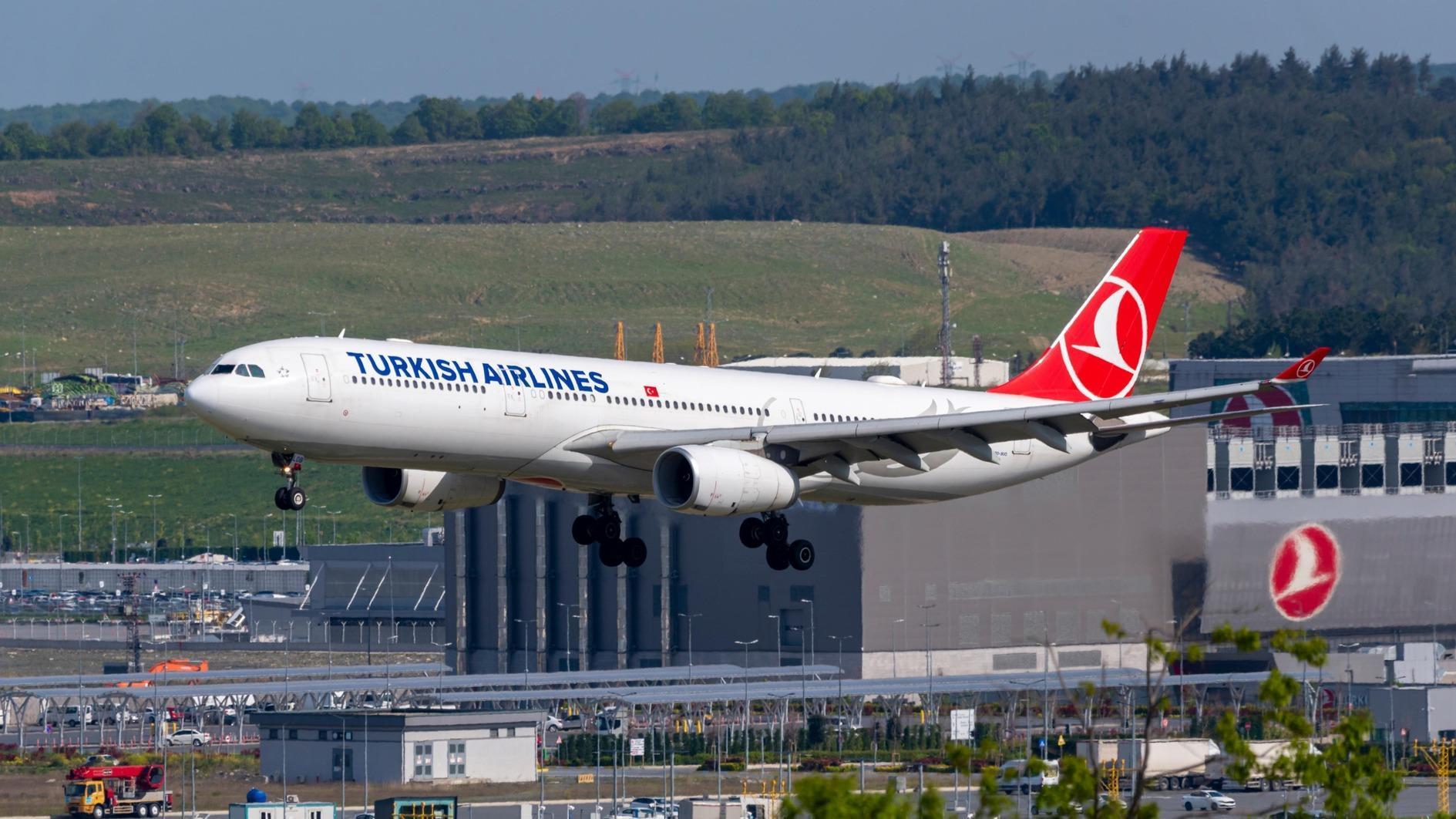 Vliegtuig maakt noodlanding na blikseminslag in Istanboel