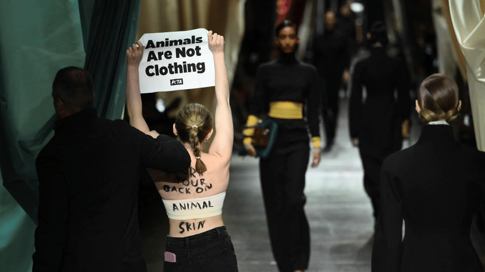 Anti-bontactivisten protesteren tegen de Fashion Week