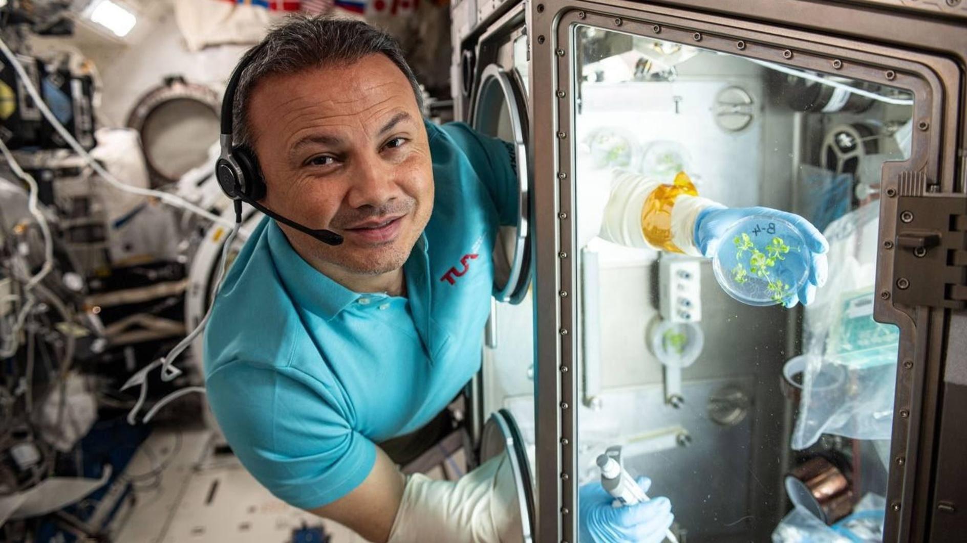 De eerste astronaut van Türkiye keert terug naar de aarde