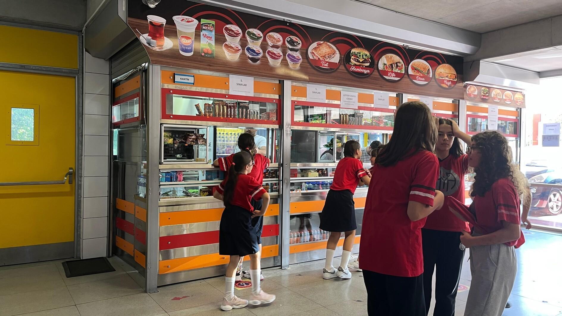 De ranglijst van kinderobesitas in Türkiye stimuleert de vraag naar kantineregulering