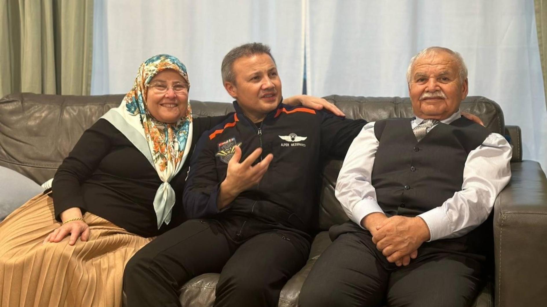 Eerste Turkse astronaut herenigt zich met zijn familie