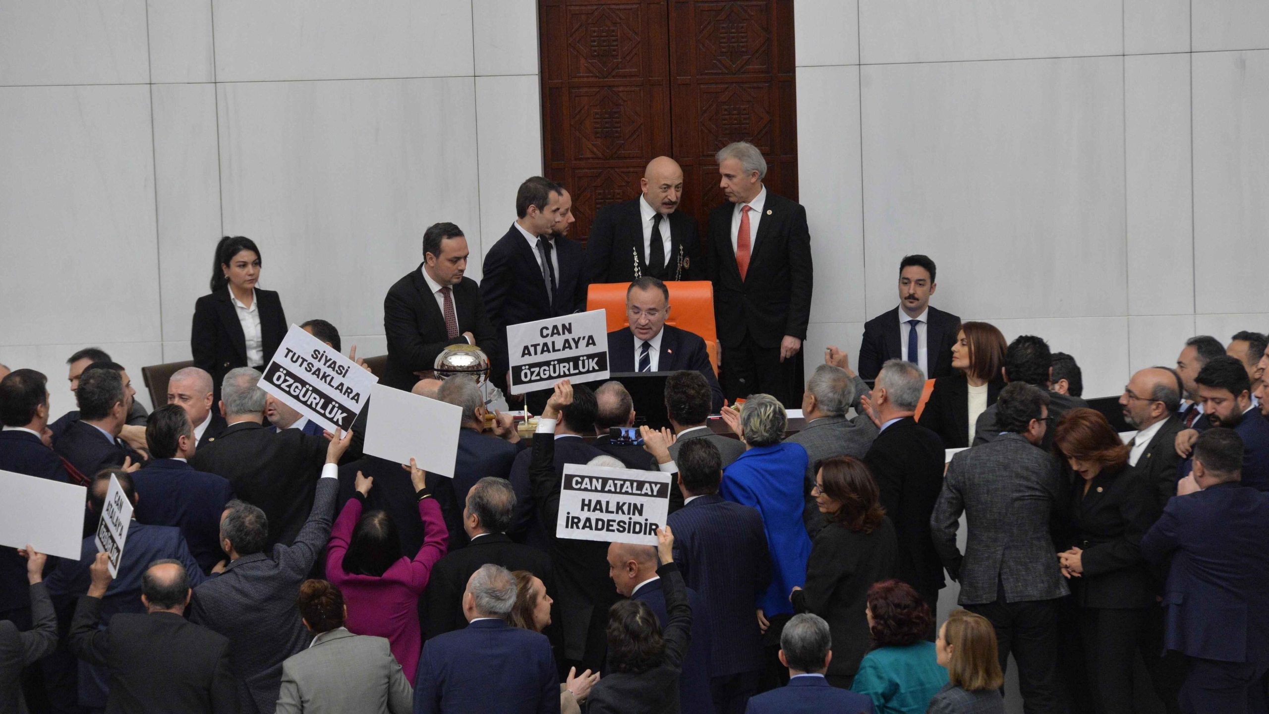 Het parlement ontneemt de gevangengenomen TİP-wetgever zijn zetel