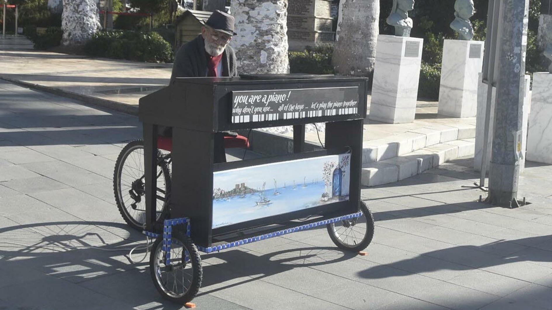 Inwoner van Bodrum brengt een serenade aan de stad met fietspiano
