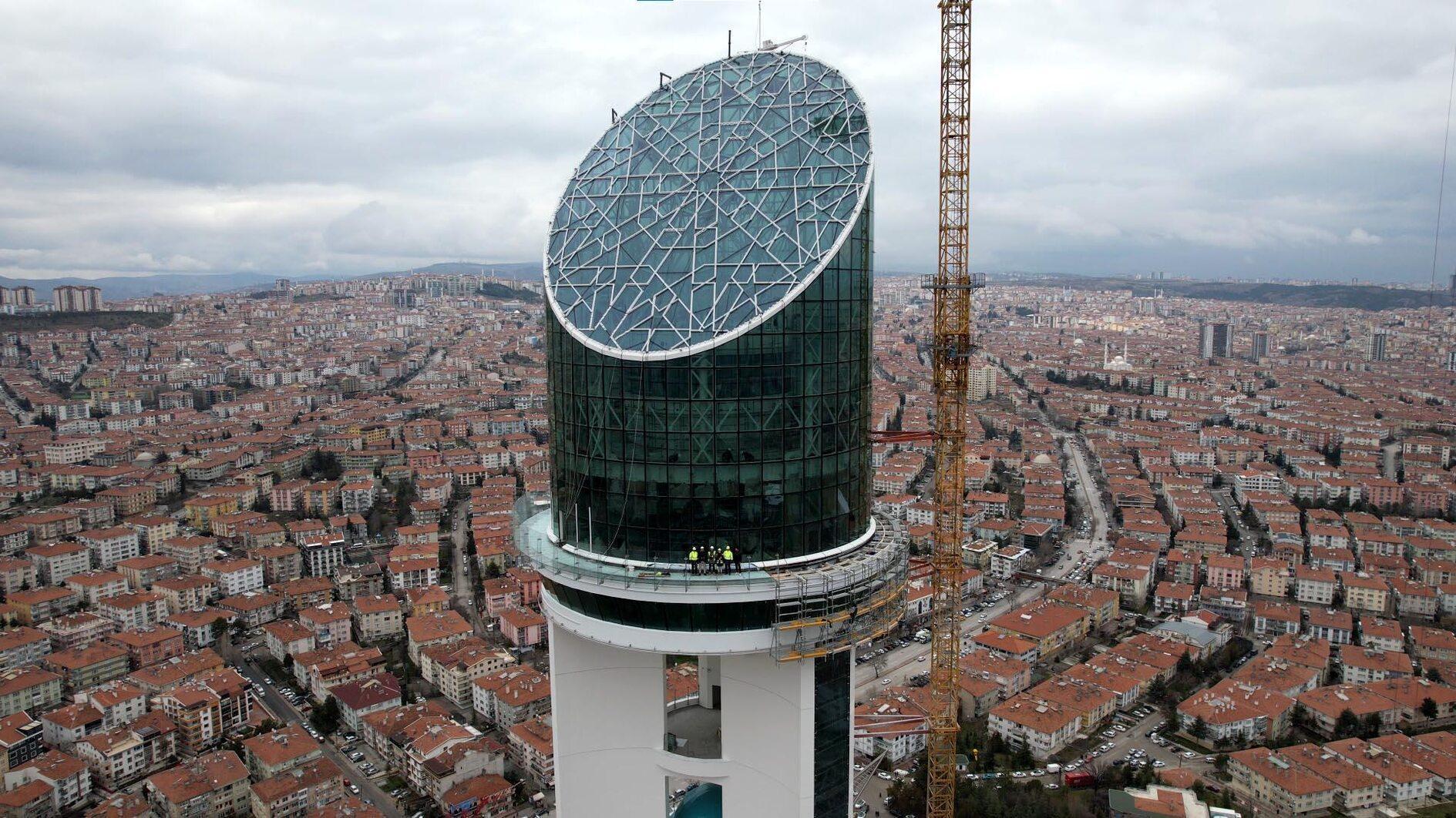 Klimmers werken op het glazen dak van de Ankara Cumhuriyet-toren
