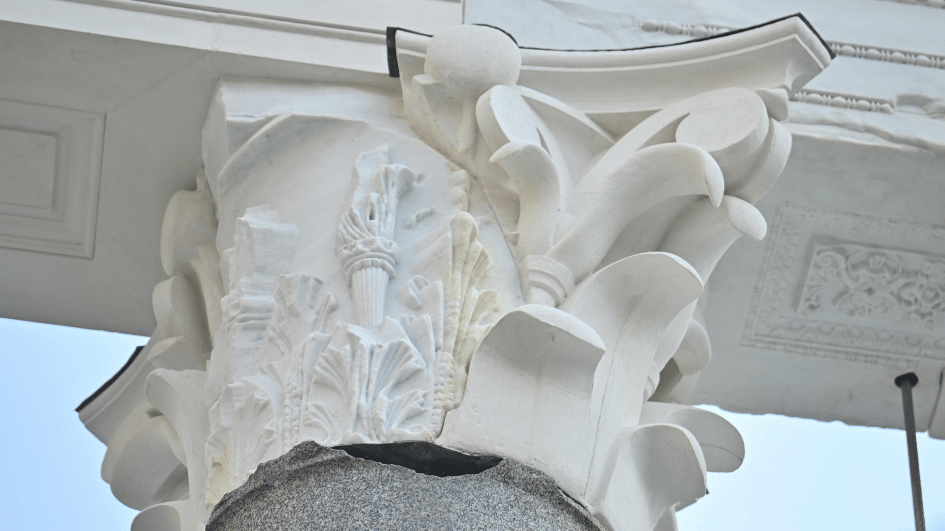 Rome herstelt de torenhoge colonnade van de Basiliek van Trajanus