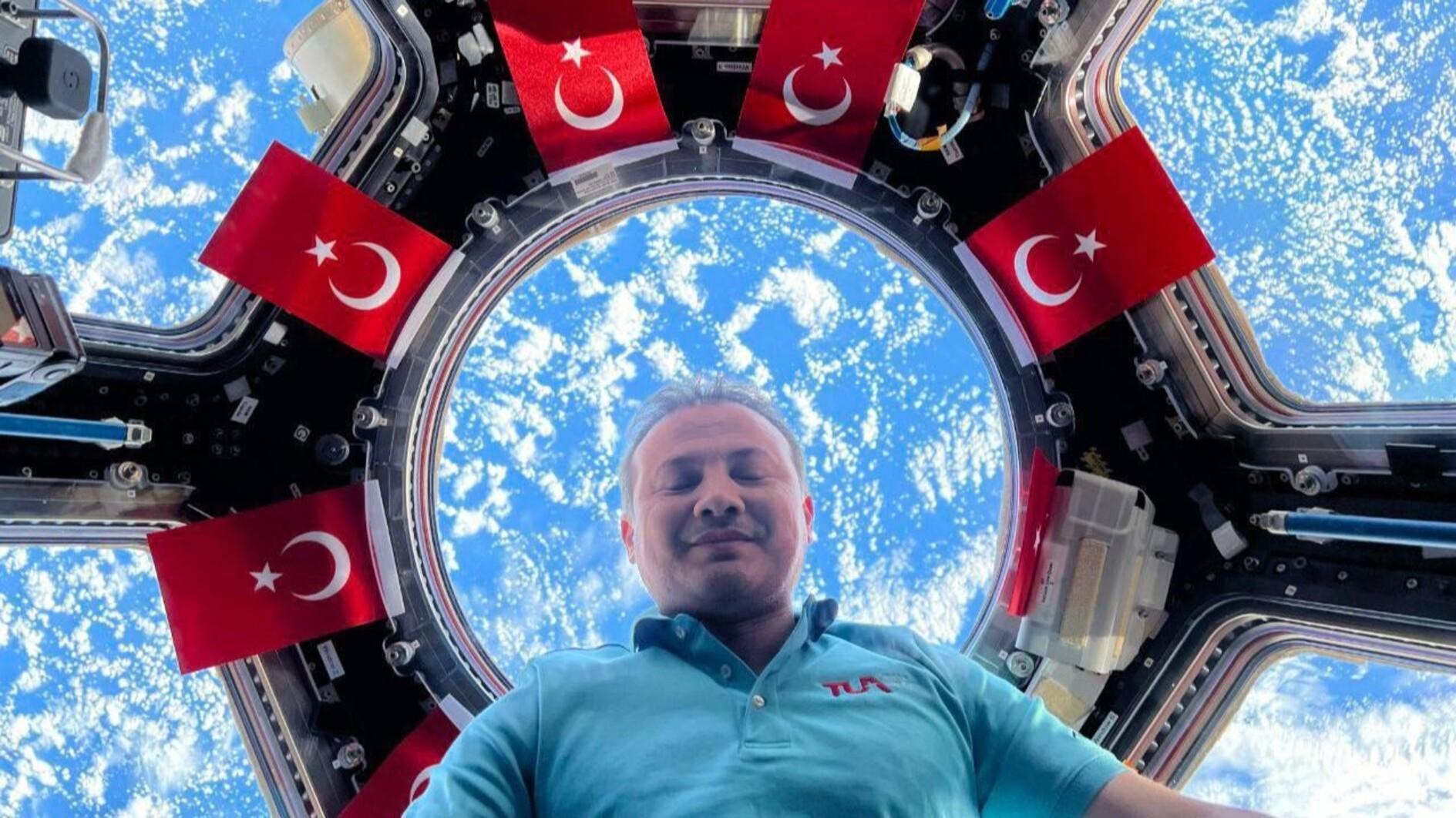 Turkse astronaut verlaat het internationale ruimtestation