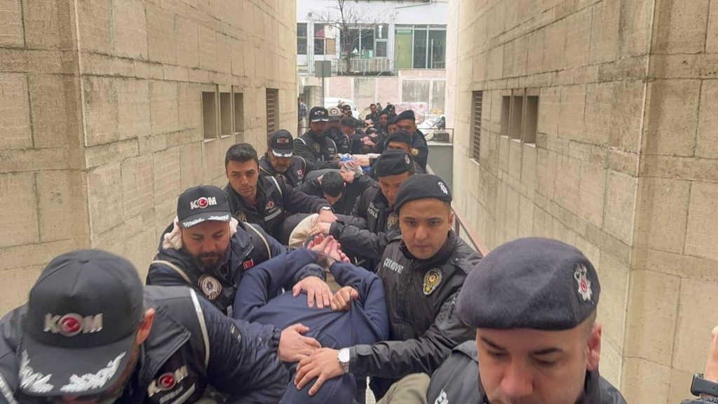 Veiligheidseenheden arresteren 42 migrantensmokkelaars