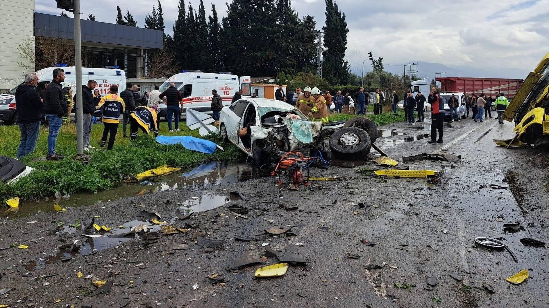 Bij een verkeersongeval in Hatay komen zes mensen om het leven