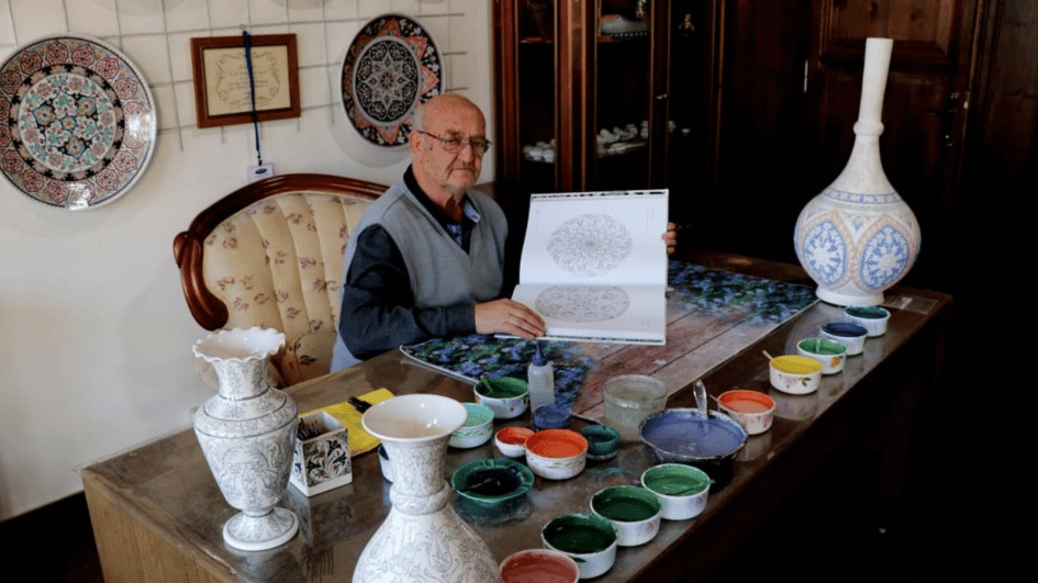 Door UNESCO erkende Turkse kunstenaar gaat 7.000 Çini-ontwerpen in boek verzamelen