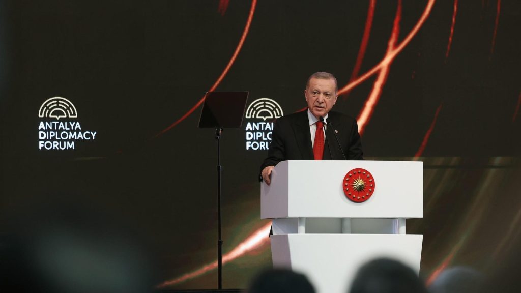 Erdoğan zegt dat het mondiale systeem ‘faald’ heeft in het licht van crises