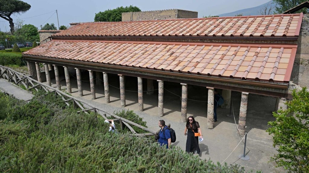 Oude Romeinse zonnedakpannen voeden de villa van Pompeii