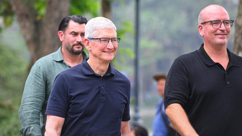Apple kondigt een verhoging van de uitgaven in Vietnam aan terwijl de CEO Hanoi bezoekt