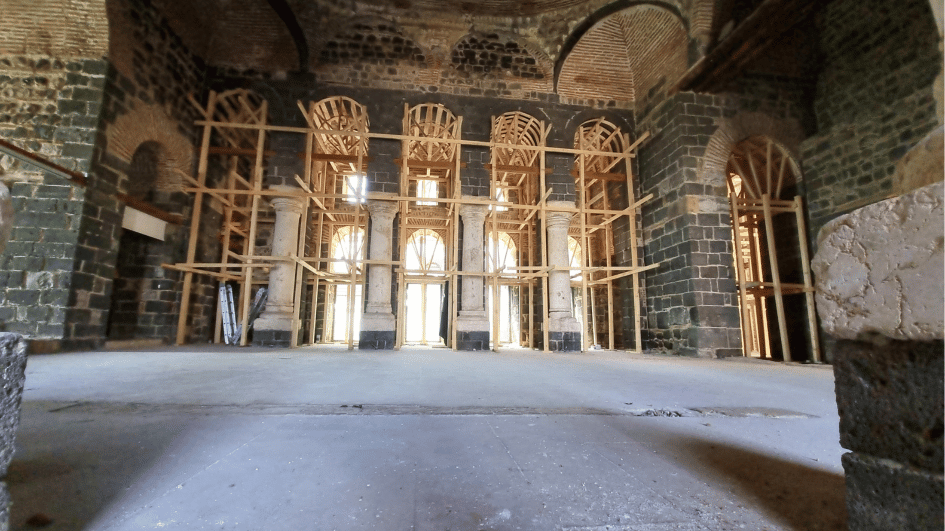 De restauratie van de 1600 jaar oude, door een aardbeving getroffen kerk is onderweg