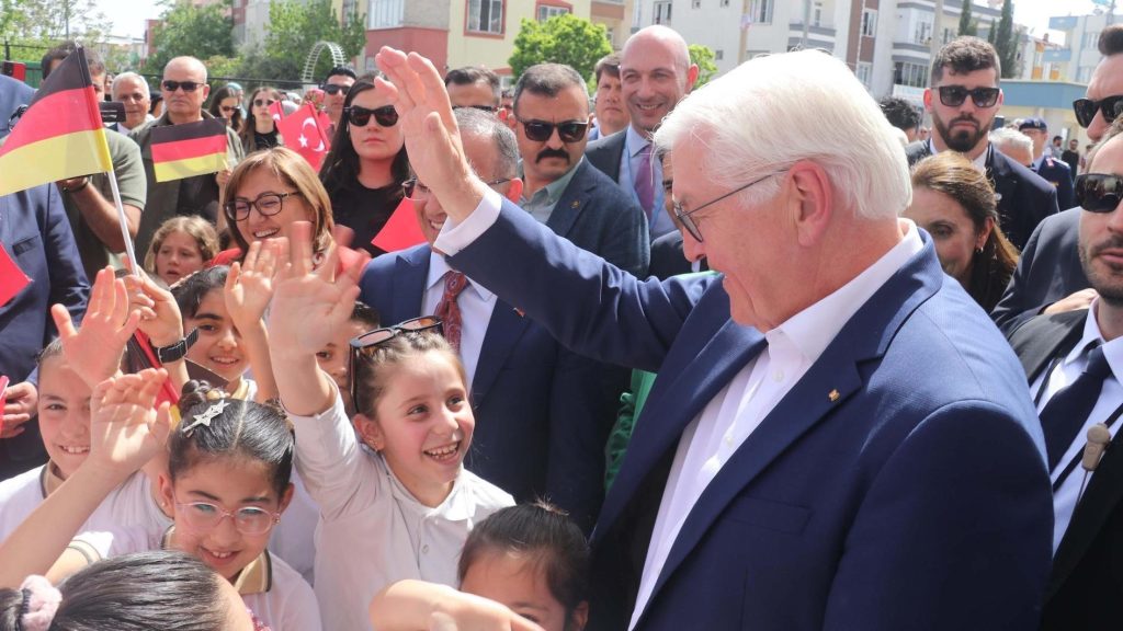 Duitse president brengt bezoek aan door aardbeving getroffen Turkse stad