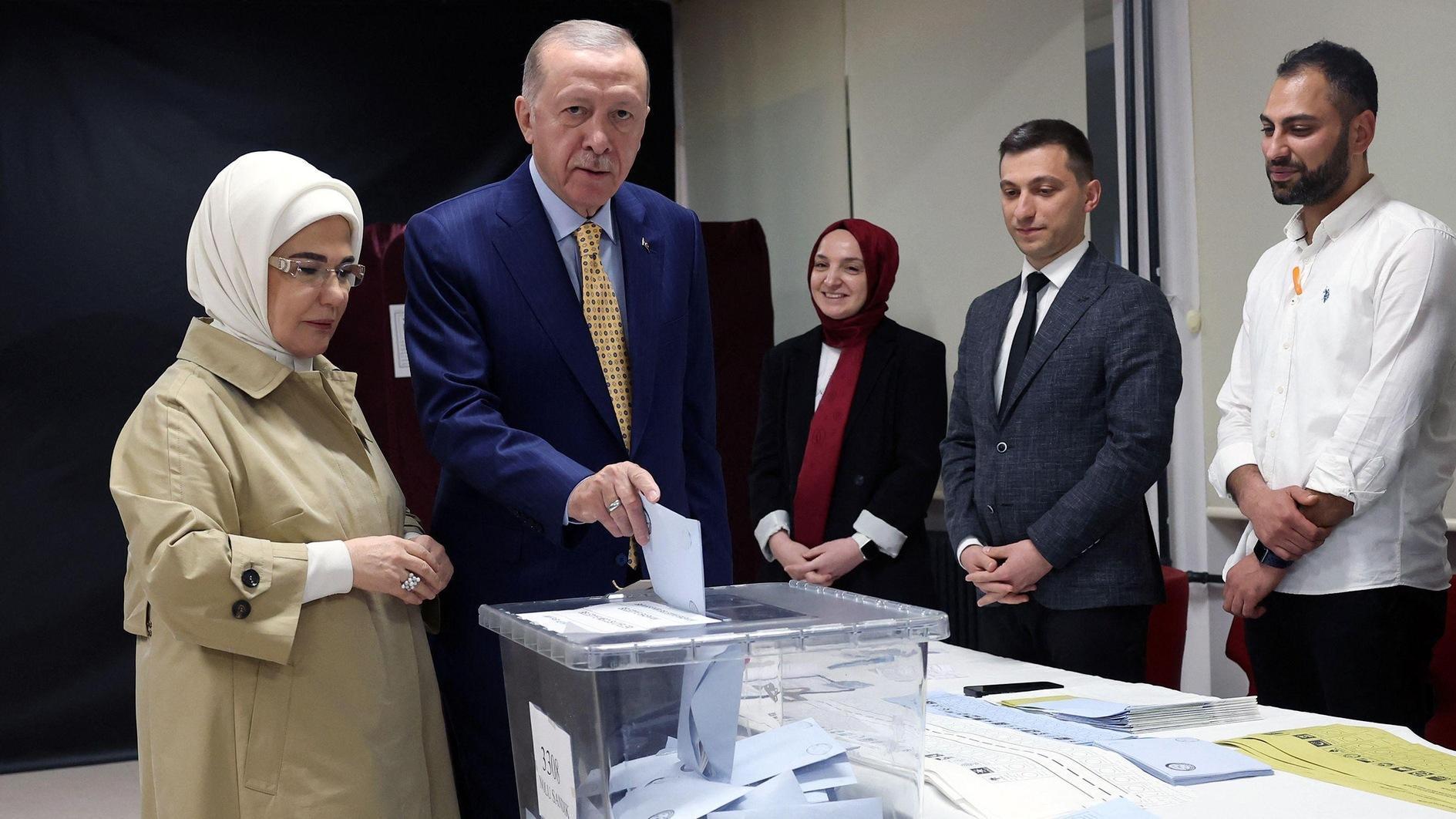Erdoğan zegt dat peilingen een nieuw tijdperk in Turkije zullen leiden
