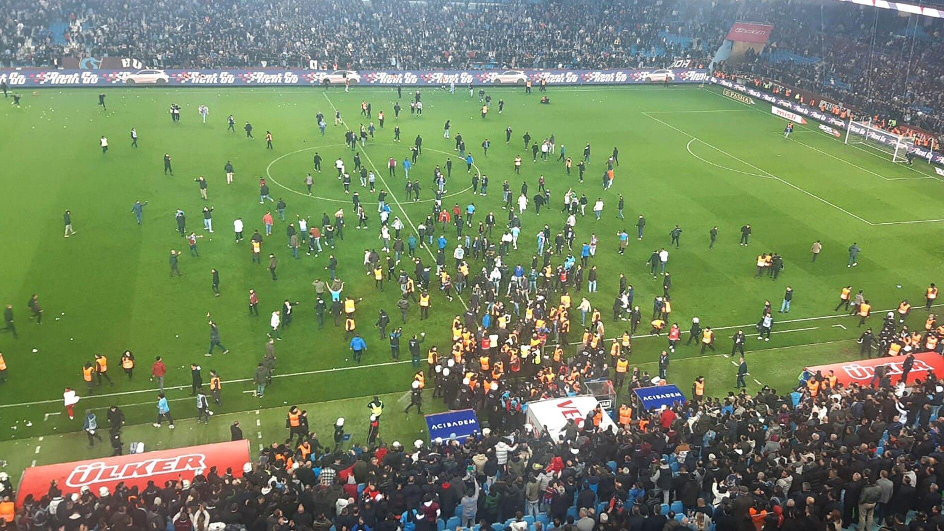 Geweld overschaduwt de wedstrijd in de Süper Lig