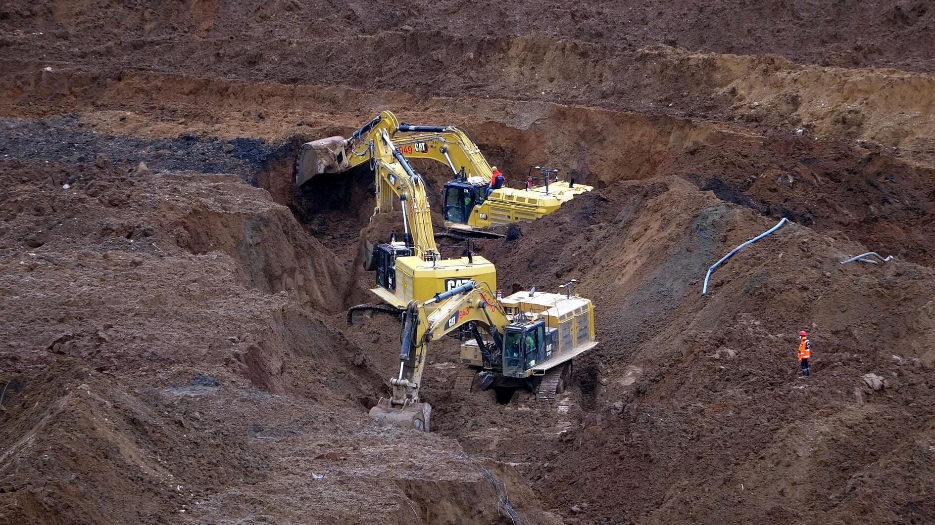 Lichaam van een andere arbeider geborgen in de door aardverschuivingen getroffen Erzican-mijn