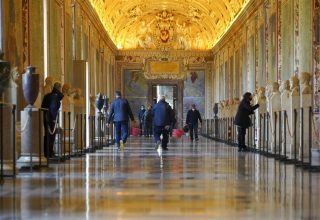 Medewerkers van de Vaticaanse Musea dagen de paus uit