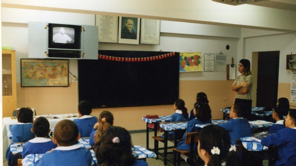 Ministerie van Onderwijs ontvangt iconisch portret van Atatürk