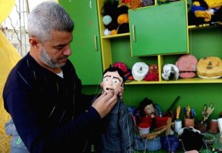Poppenmaker uit Gaza verandert blikken in speelgoed in oorlogsruïnes
