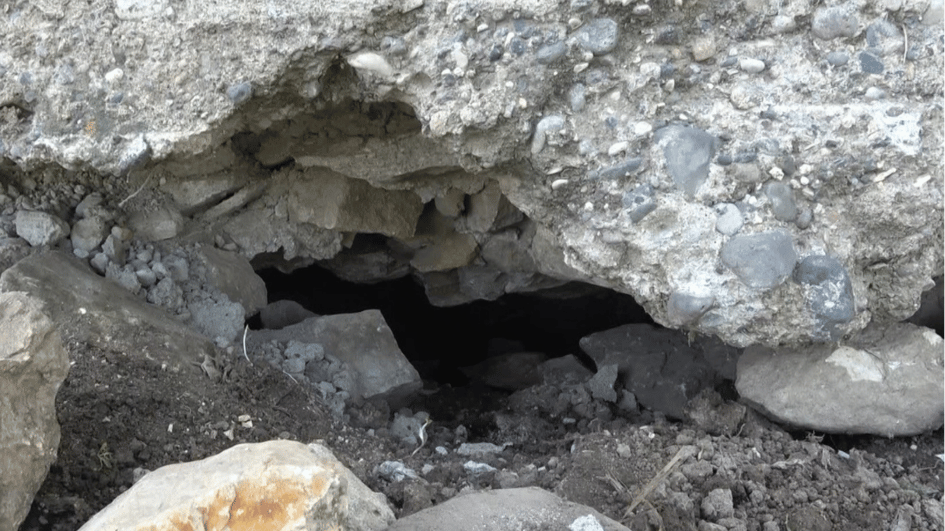 Schatzoekers graven een tunnel onder de tumulus