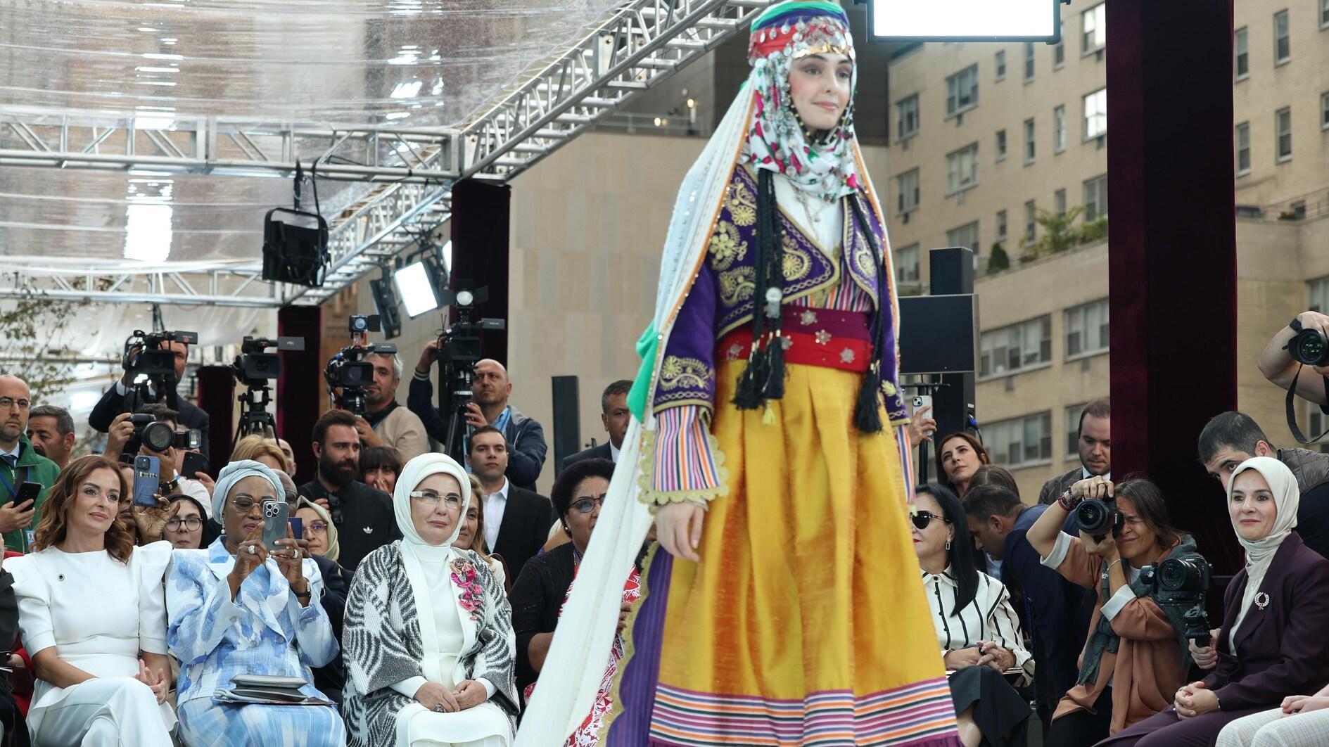 Turkse first lady toont traditionele bruidsschatcultuur tijdens evenement in New York