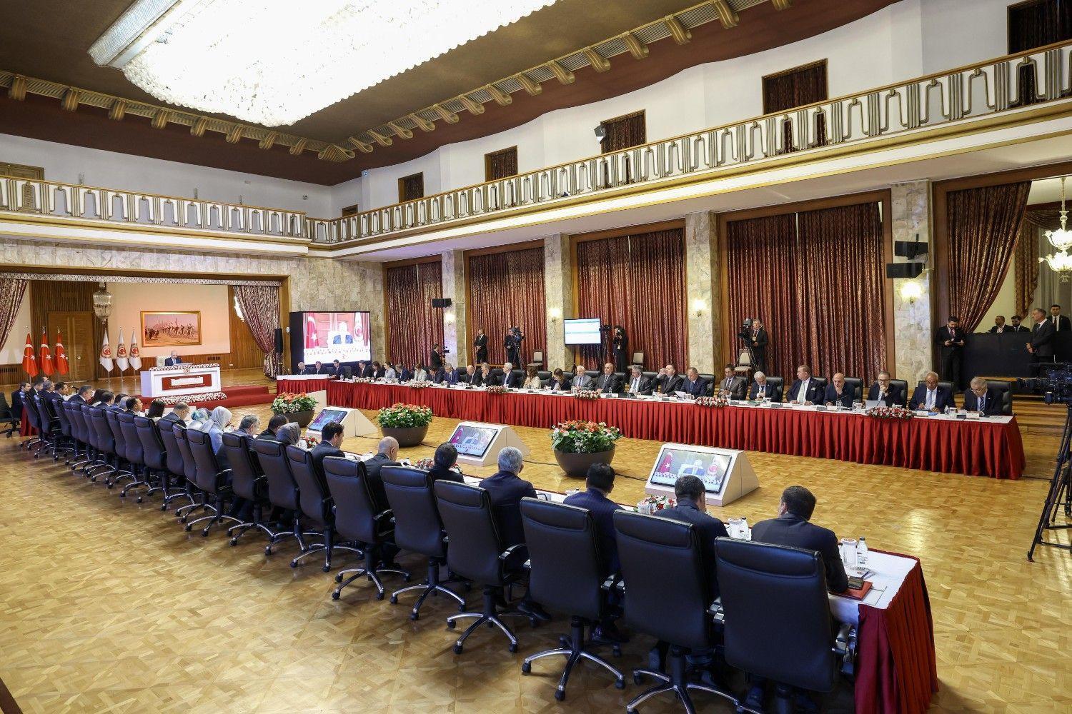 Beveiligingsfunctionarissen Korte anti-terreurpaneel boven PKK-ontwapening