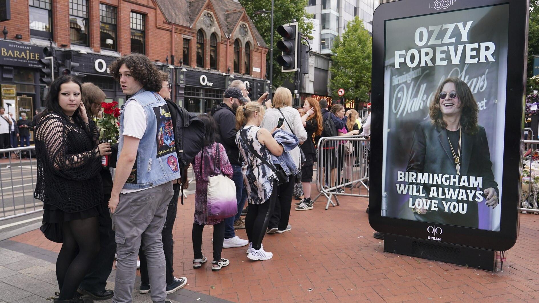 Duizenden eren Ozzy Osbourne in het VK -geboortestad