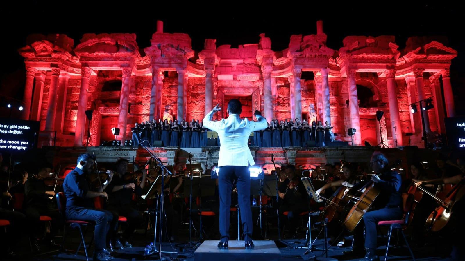 ‘Carmina Burana’ weerspiegelt door het oude theater van hiërapolis