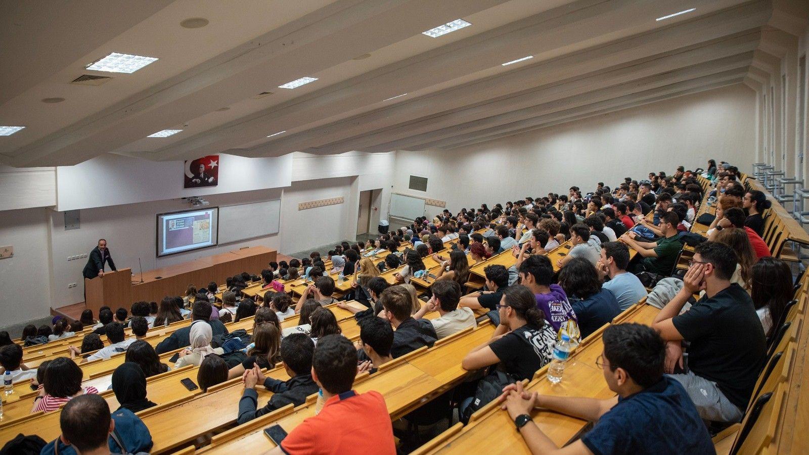 Face Recognition App om handtekeningen in de aanwezigheid van universiteiten te vervangen