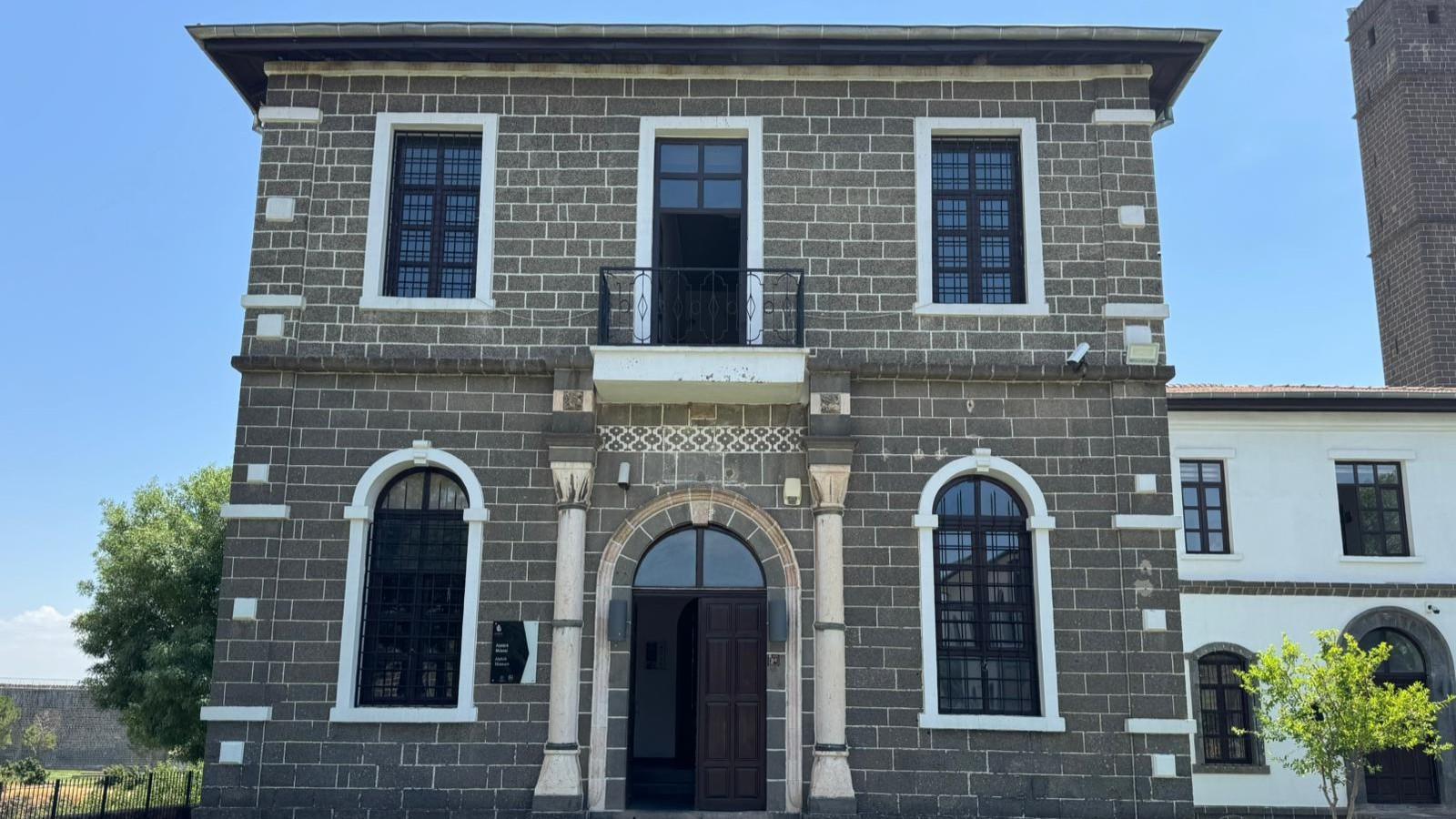 Het Atatürk-museum van Diyarbakır schijnt als 's werelds enige obsidiaan-beklede structuur