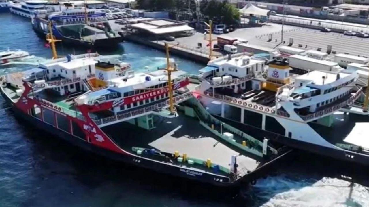 Auto -veerboot stort op Pier in Sirkeci van Istanbul