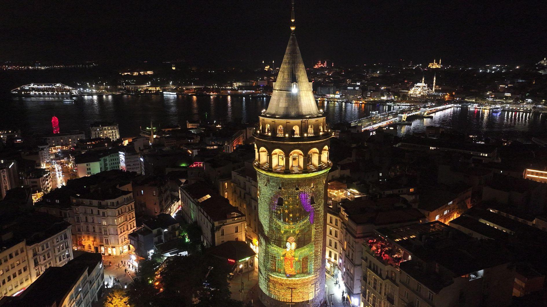 De iconische bezienswaardigheden van Istanbul verlichten met digitale kunst