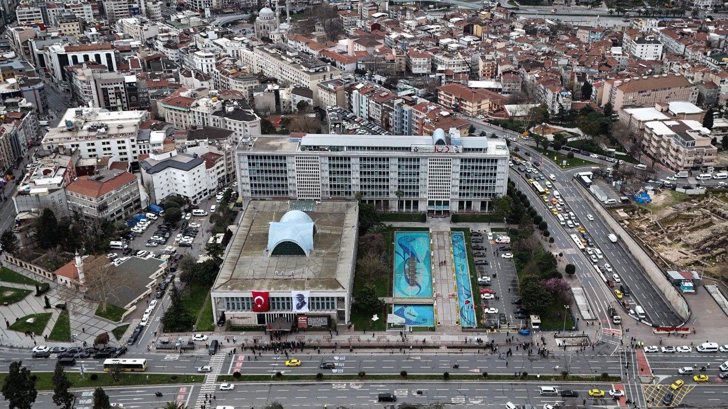 Er zijn arrestatiebevelen uitgevaardigd tegen vier gemeenteambtenaren in een spionageonderzoek in Istanboel