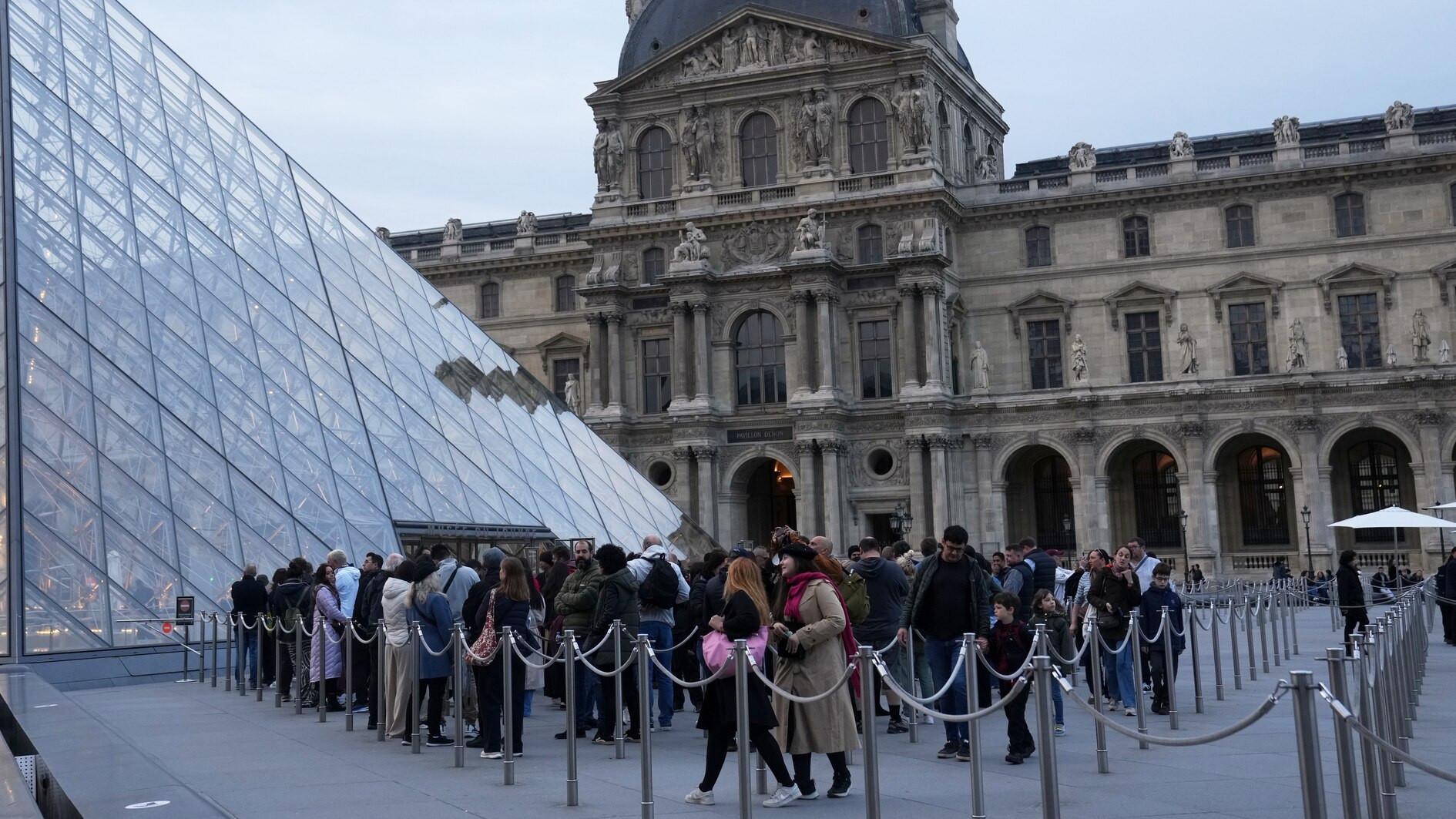 Het Louvre gaat weer open na veiligheidsonderzoek