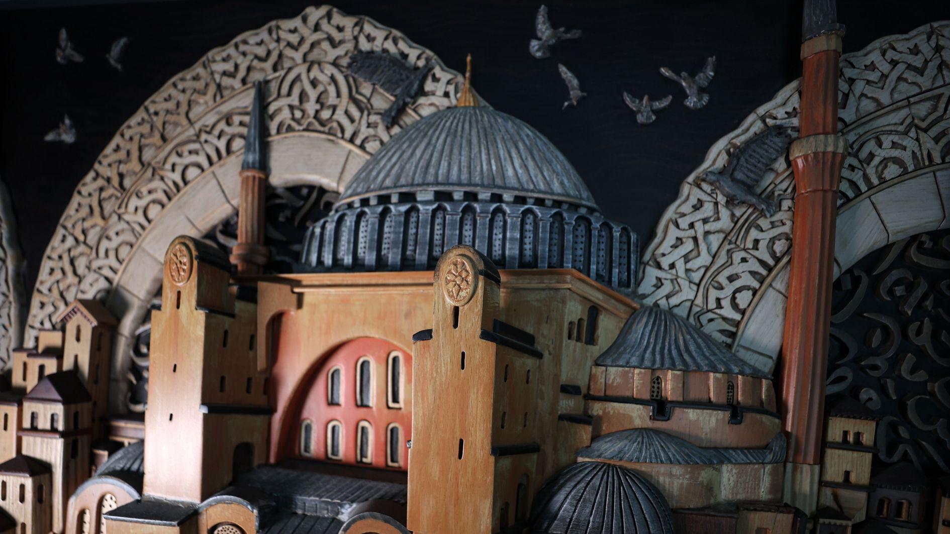 Kunstenaar maakt 3D -werken met fusie van zes ambachten