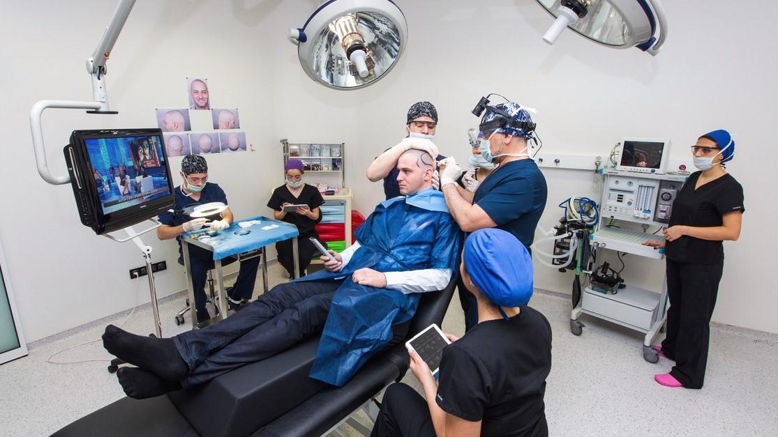 Medische studenten trekken massaal naar de esthetiek voor een beter loon en evenwicht, zo blijkt uit de resultaten