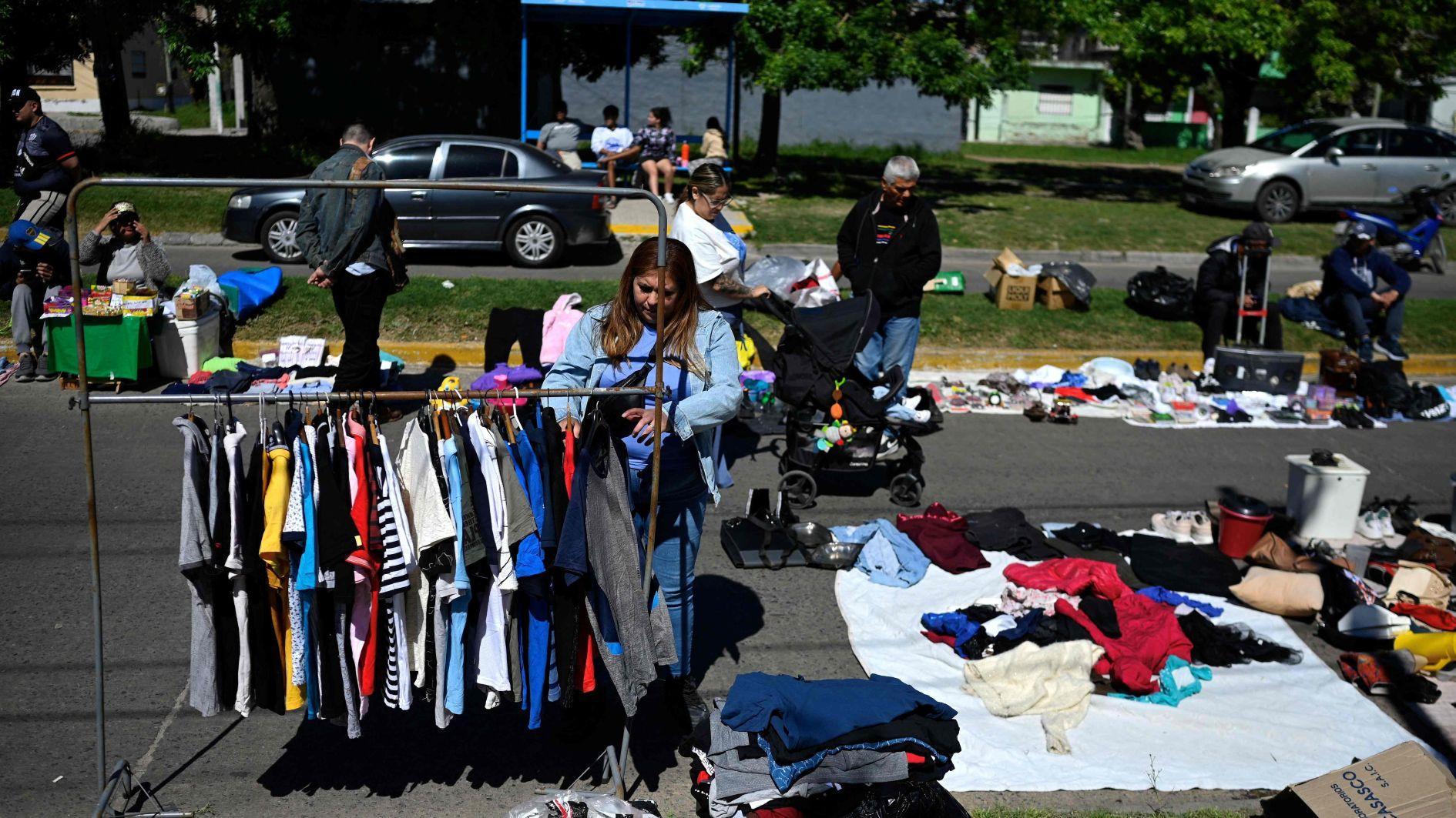 Om rond te komen verkopen Argentijnen hun bezittingen