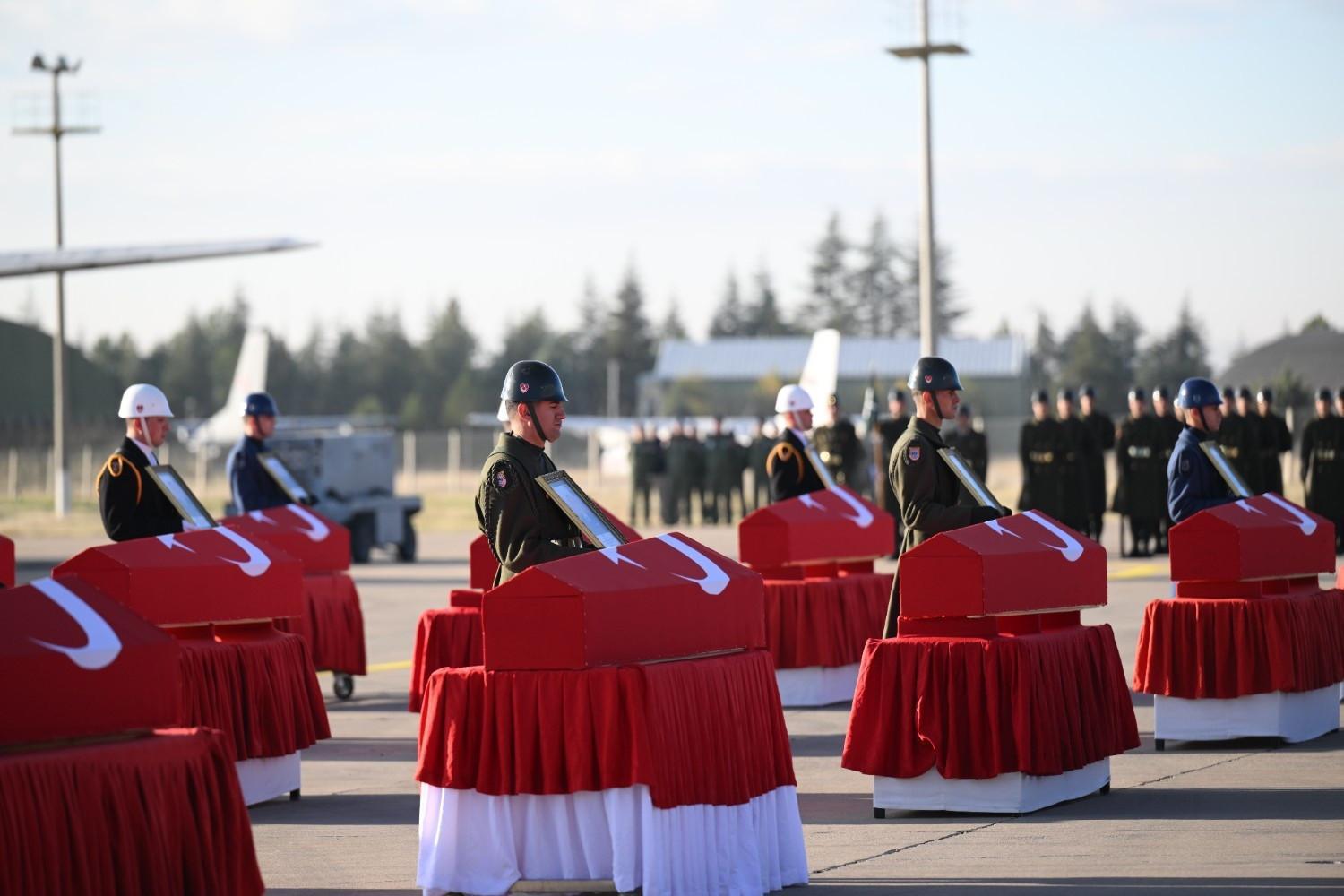 Begrafenis van twintig soldaten die zijn omgekomen bij een vliegtuigongeluk in Georgië
