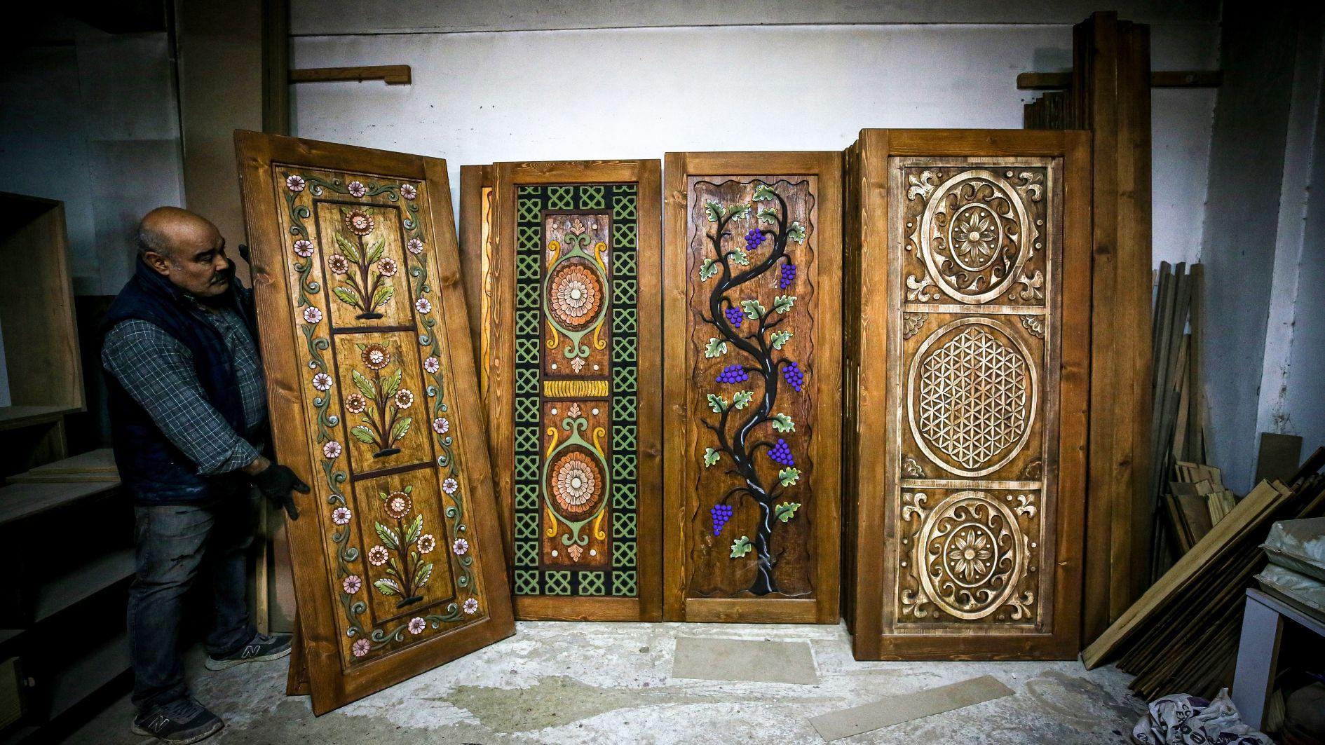 Bursa-houtsnijder maakt van zijn ambacht internationaal succes