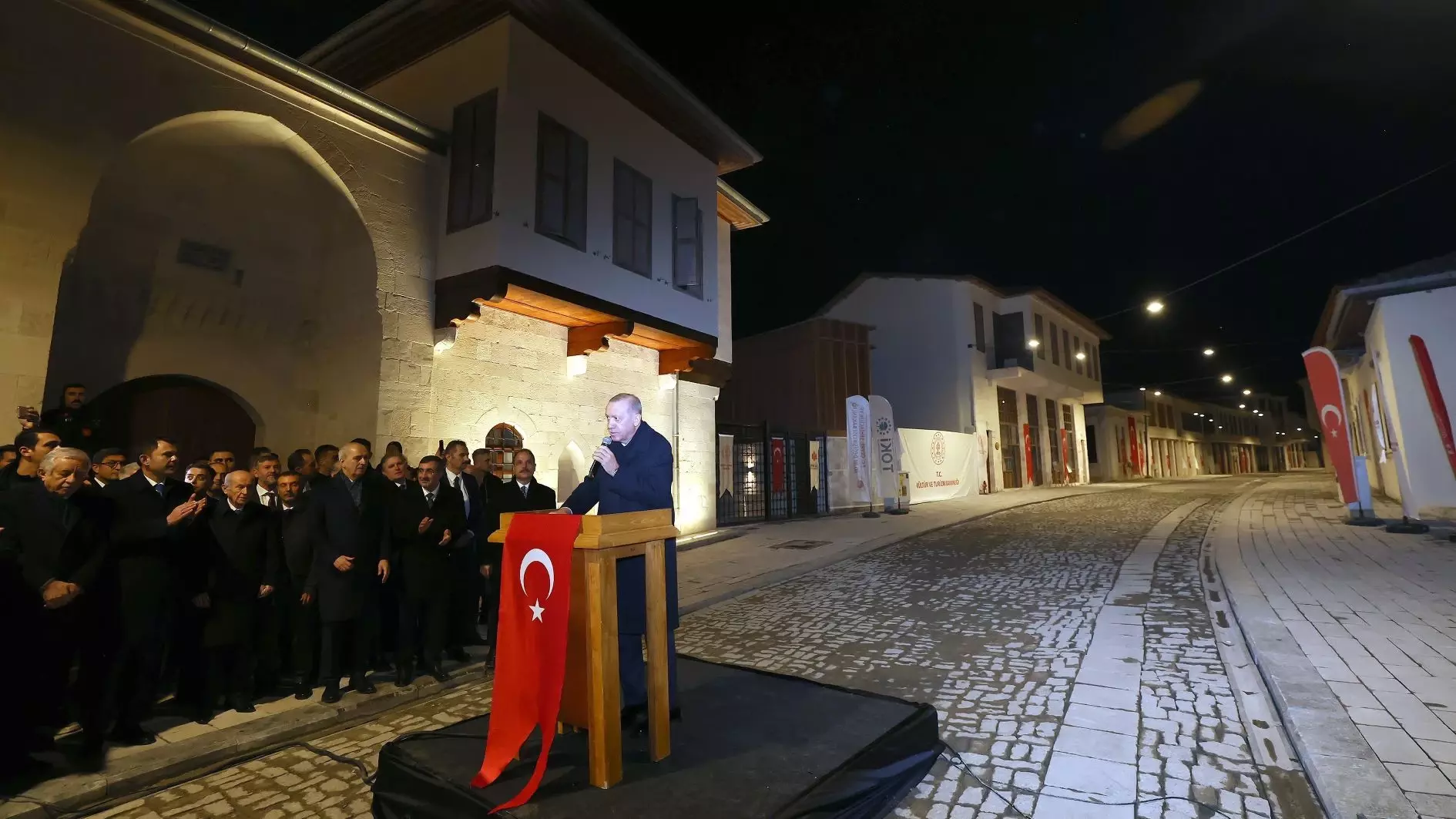 Erdoğan markeert de overdracht van het 455.000ste huis in het door aardbevingen getroffen gebied