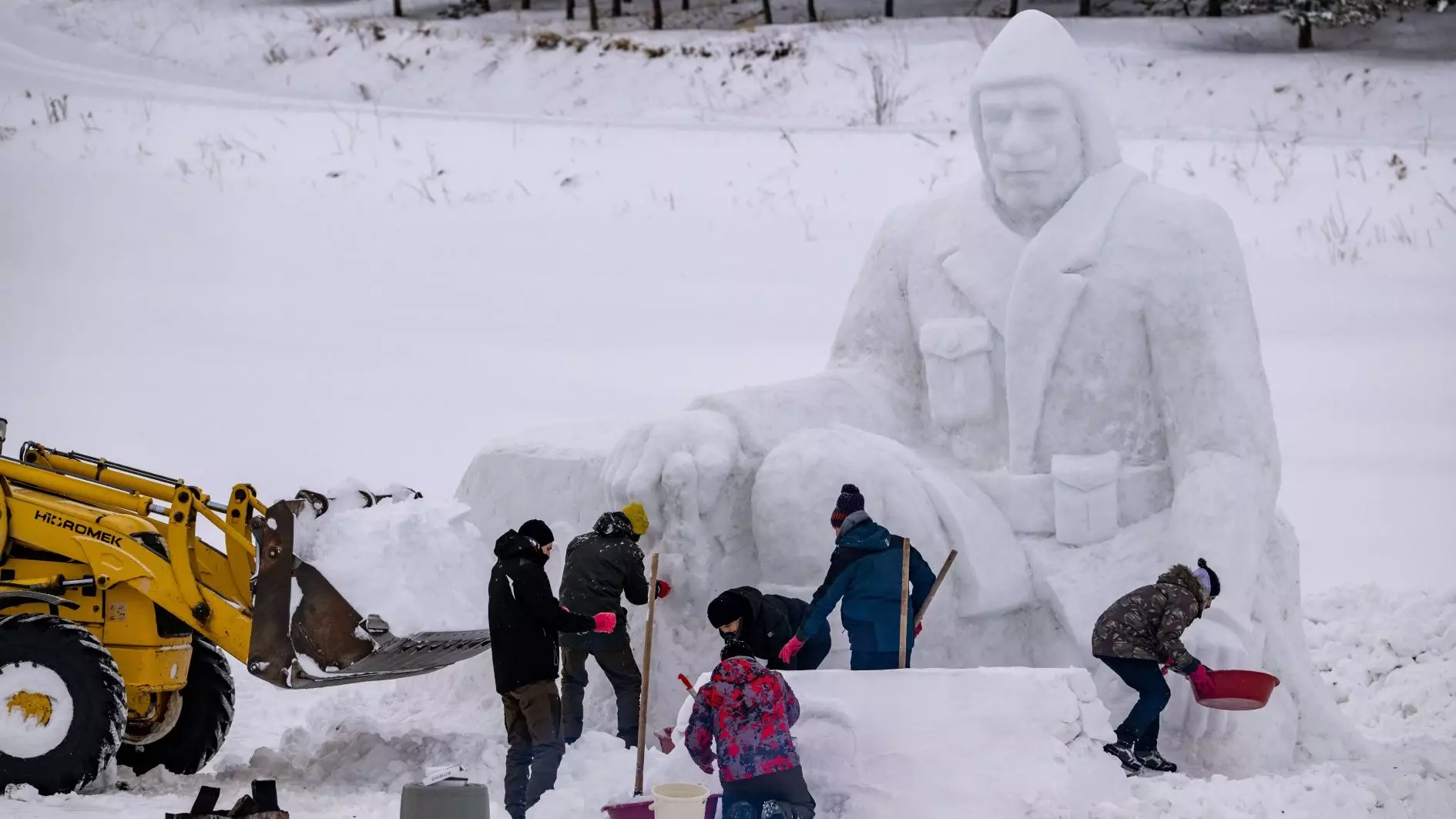 Sneeuwsculptuur voltooid in Kars voorafgaand aan de verjaardag van de Sarıkamış-campagne