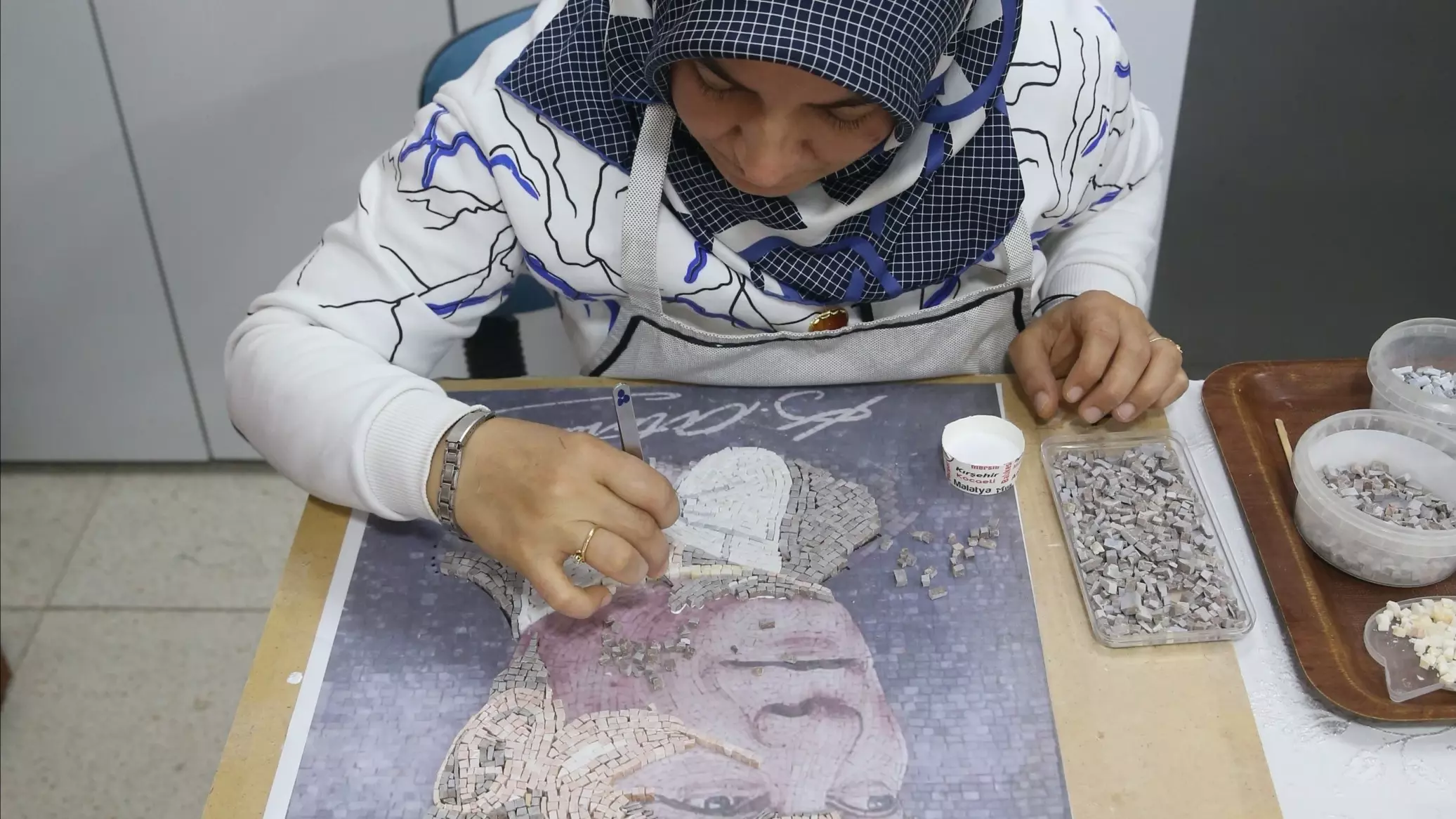 Vrouwen doen Germanicia-mozaïeken herleven