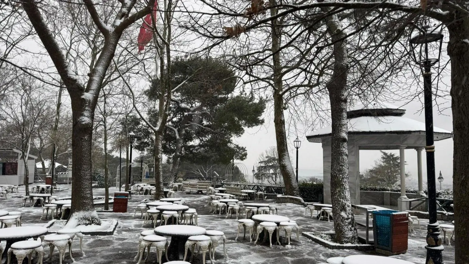 De koudegolf slaat opnieuw toe terwijl de regen in Istanbul verandert in sneeuwspektakel
