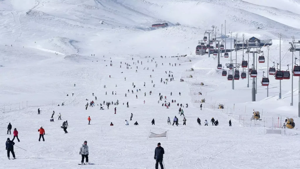 De skigebieden van Türkiye stromen tijdens de pauze over van bezoekers