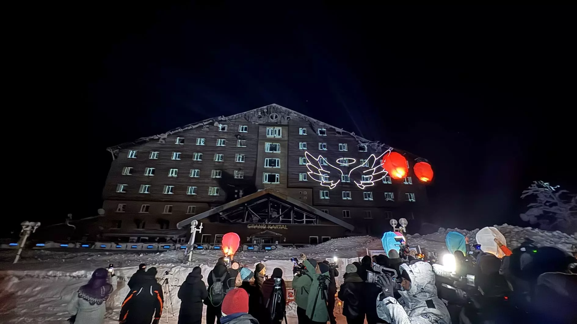 Families laten lantaarns de lucht in om de slachtoffers van de hotelbrand in Bolu te eren