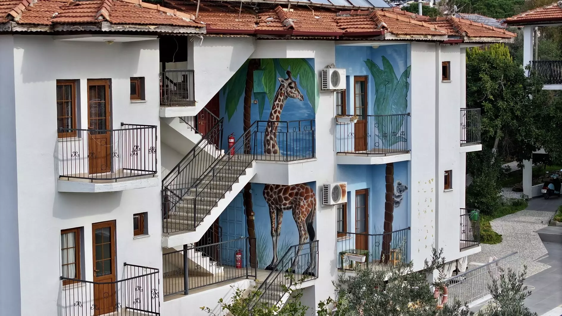 Graffitikunstenaar voegt kleur toe aan de badplaats